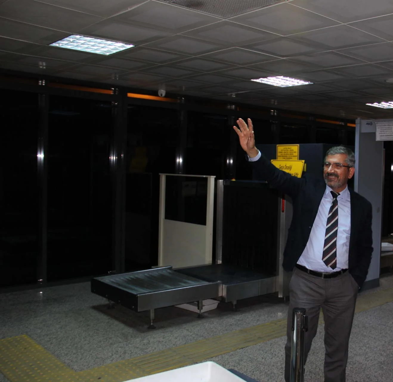 Gözaltı işlemi kapsamında Diyarbakır Havalimanı'ndan İstanbul'a götürülüşü
